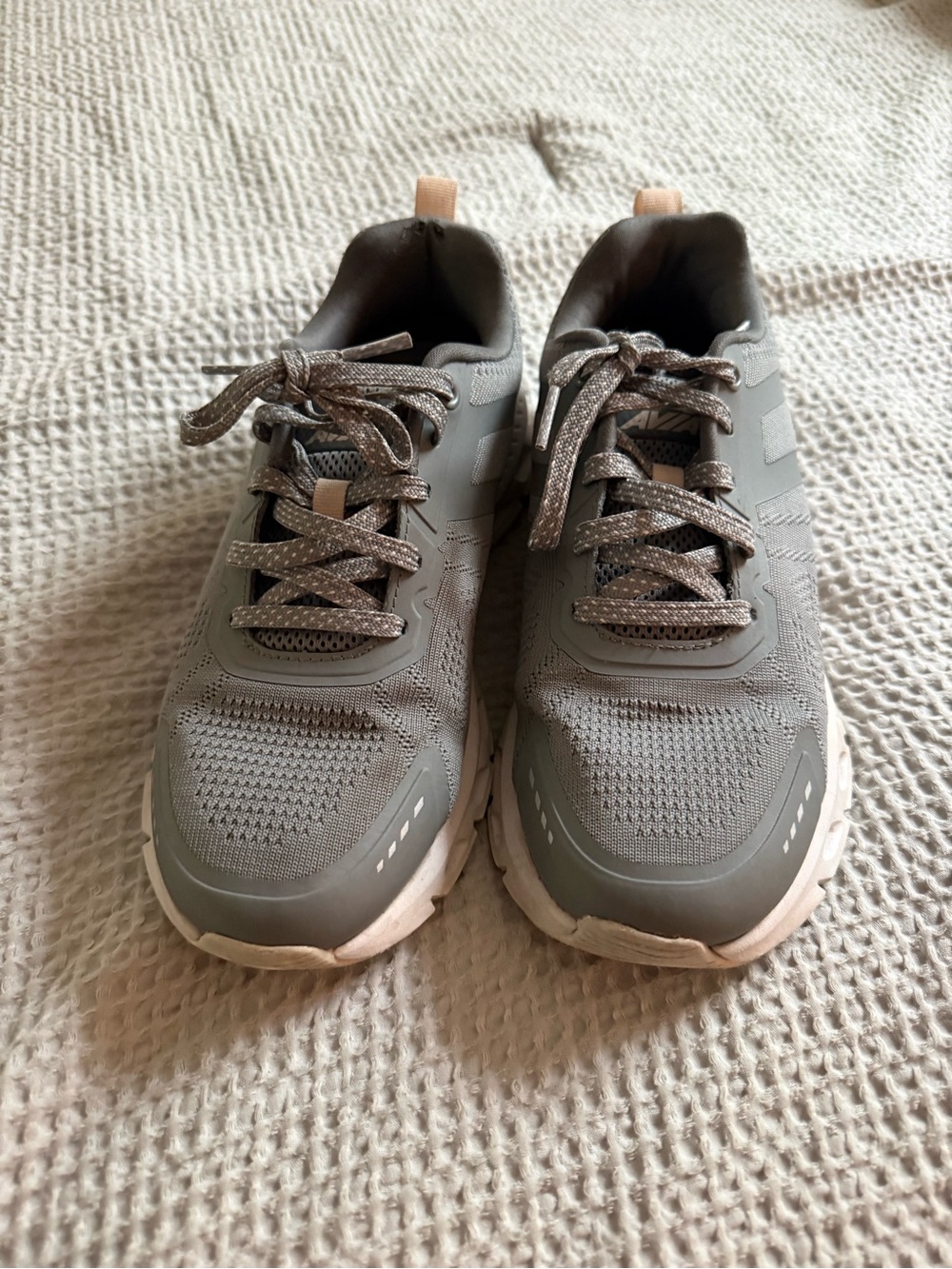 Women’s Avia tennis shoes in gray and white